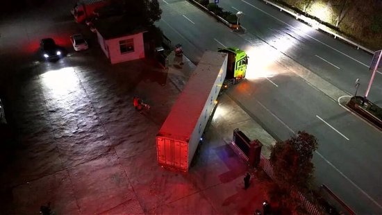 （芷江柑橘类产品首次出口发车 &nbsp;以上照片均由怀化日报全媒体记者 张卓 摄）