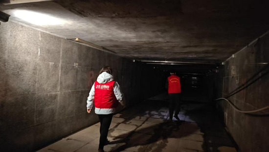马坡岭街道张公岭村工作人员开展夜间巡查，对辖区涵洞、地下通道进行安全巡视