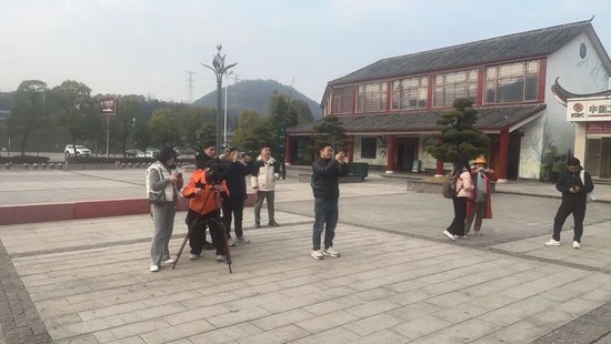 达人们在盘龙大观园观摩拍摄。