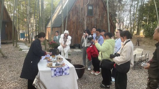 达人们在归隐松涧·理想村落观摩拍摄。