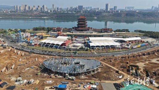 万楼·青年码头三期施工现场。（全媒体记者 陈旭东 摄）