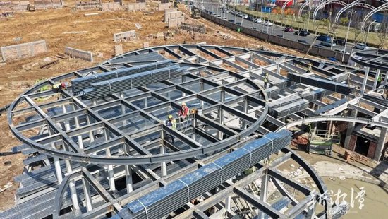 万楼·青年码头三期施工现场。（全媒体记者 陈旭东 摄）