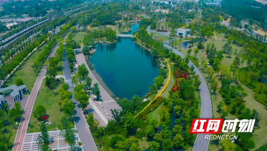  银星湾公园里移步即是景。