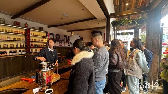 市民朋友排队打酱油。（全媒体记者 王希台 摄）