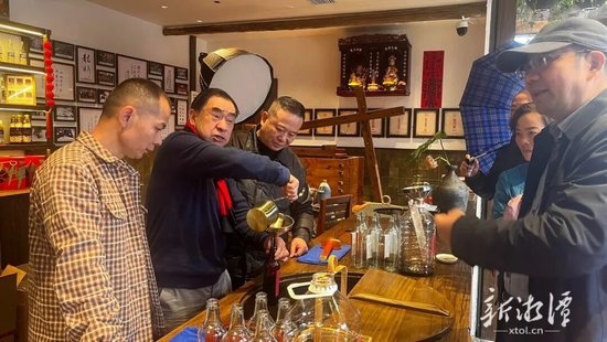 “湘菜大师”许菊云（左二）专程从长沙赶来“打酱油”。（全媒体记者 王希台 摄）