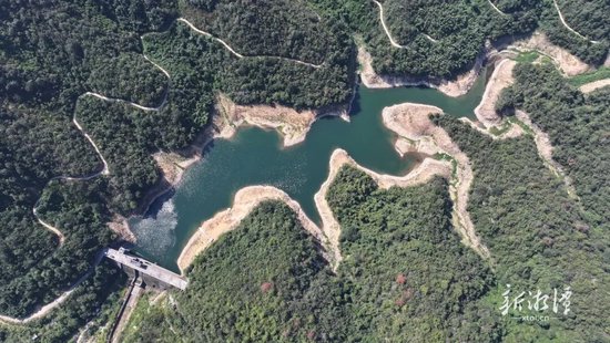 青沟水库。（全媒体记者 方阳 摄）