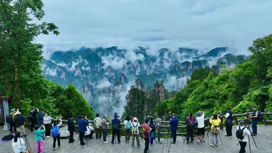 中外游客在张家界国家森林公园天子山御笔峰景点游览。图/张洪涛