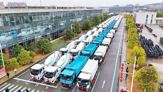 2月24日，188台混凝土搅拌车和工程自卸车从邵阳经开区三一专用汽车有限责任公司驶出，发往全国各地。申兴刚 摄（湖南图片库）