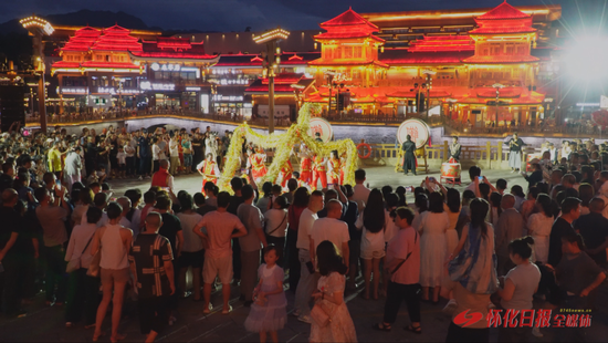 榆树湾活动现场游人如织