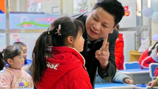 在“阳光8点”课堂，袁仕伟与小朋友互动