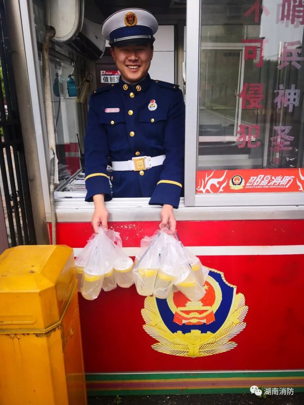 暖心！湖南和全国多地消防队收到神秘外卖 留言看哭了