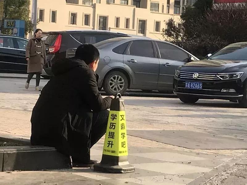 清晨,办案民警蹲守的背影