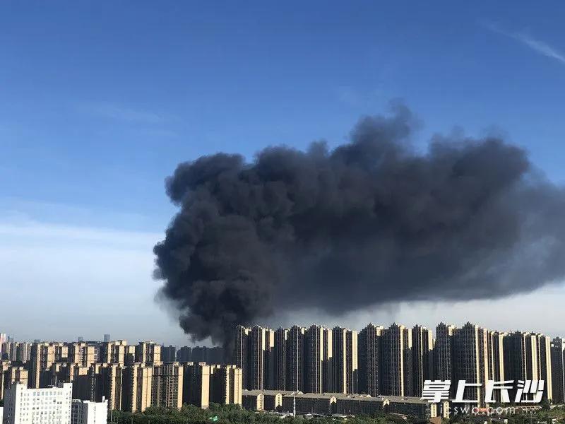 火灾发生后,冒出黑色滚滚浓烟。图片均为长沙晚报全媒体记者 刘琦 摄