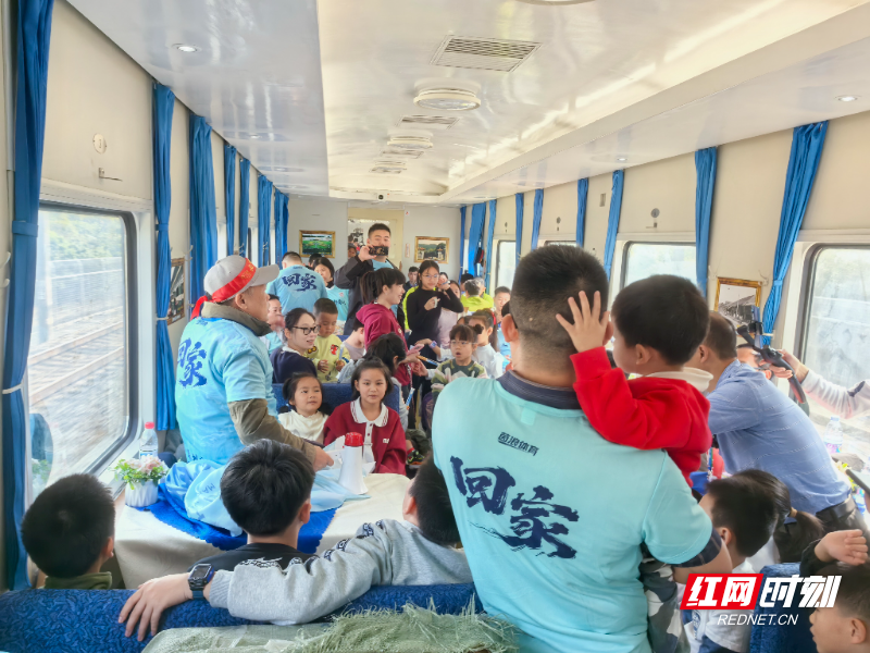 球迷们穿着印着“回家”字样的T恤。