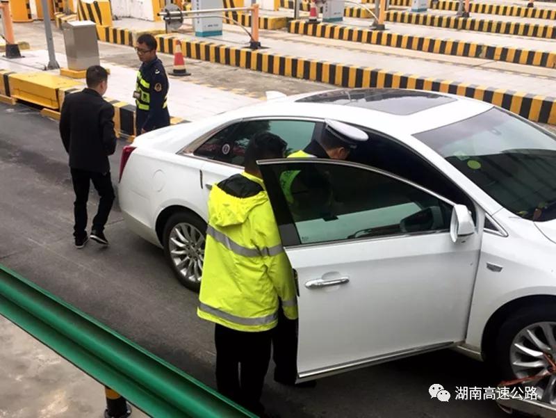 大胆！无卡车冲关不成竟在高速掉头逆行 被交警拦获