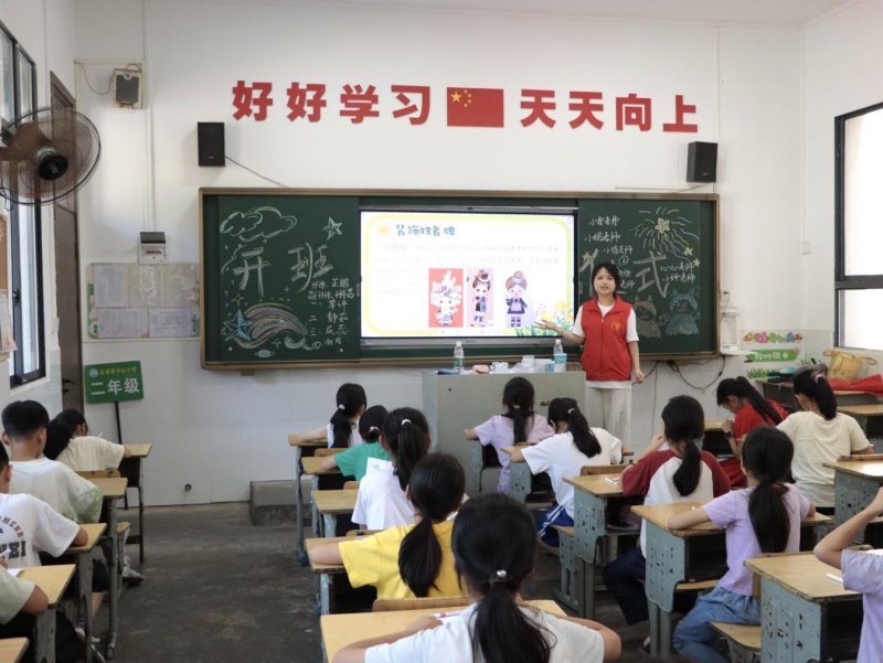 　　图二 志愿者展示侗族相关传统图案