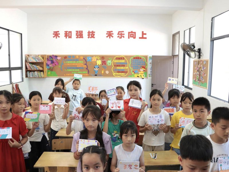 　图三 授课老师与同学们一同合影