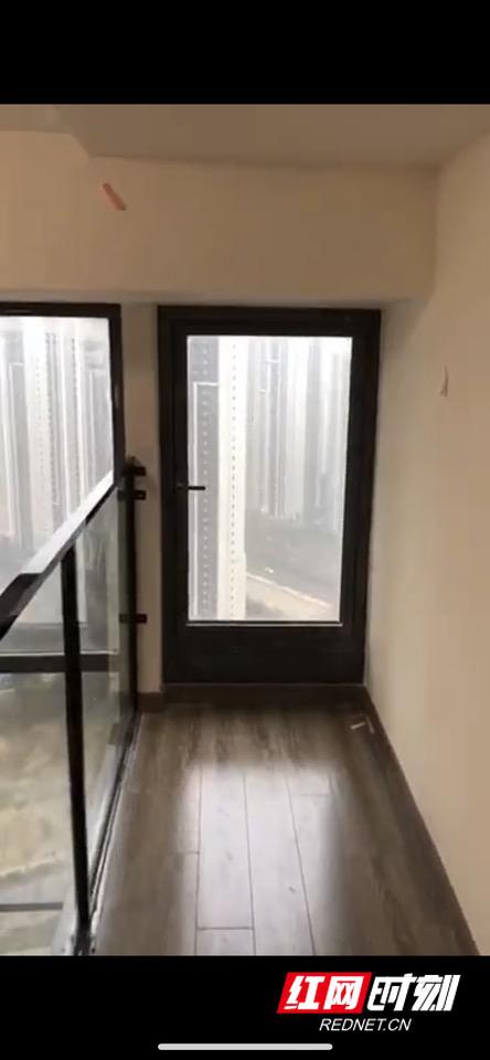 长沙卓越浅水湾复式精装房二楼窗户护栏安装前