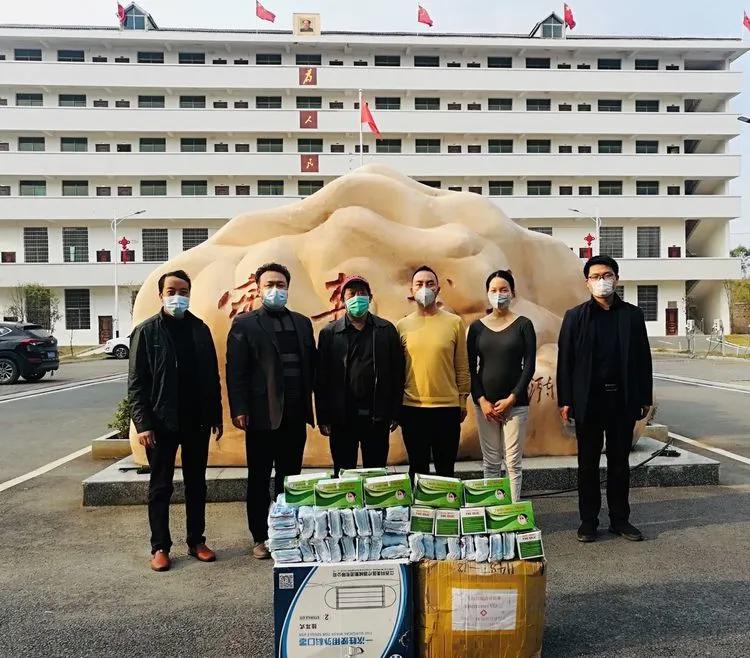 2月25日,第二站,祁东县风石堰镇政府,为抗“疫”一线工作人员和复工复产企业捐送口罩。