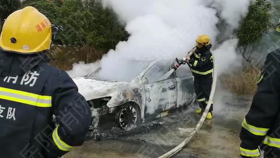 岳阳一车主吃顿喜酒车烧没了 竟是因为这样不起眼的东西