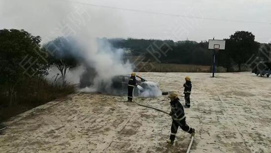 岳阳一车主吃顿喜酒车烧没了 竟是因为这样不起眼的东西
