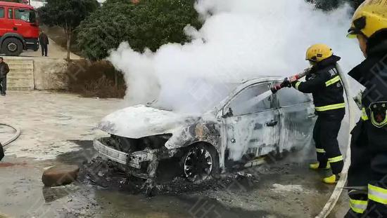 岳阳一车主吃顿喜酒车烧没了 竟是因为这样不起眼的东西