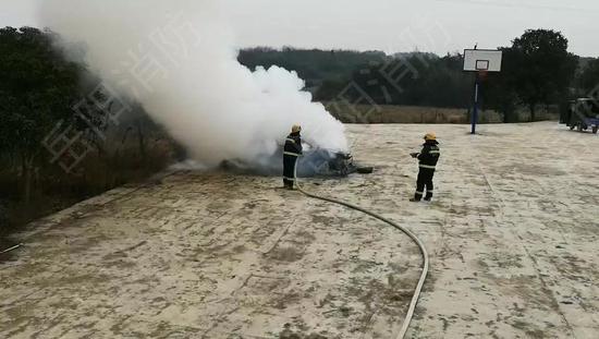 岳阳一车主吃顿喜酒车烧没了 竟是因为这样不起眼的东西
