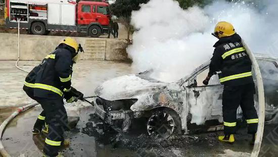 岳阳一车主吃顿喜酒车烧没了 竟是因为这样不起眼的东西