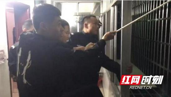 益阳一水塔摇摇欲坠吓坏路人 民警紧急出动解危机