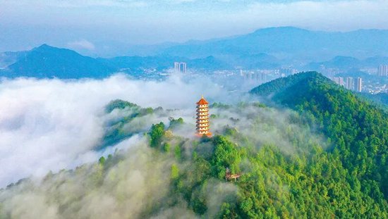 冬日清晨，薄雾轻笼的西湖山美不胜收。