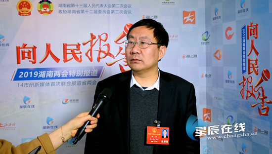 省人大代表、隆回县长刘军接受记者采访。
