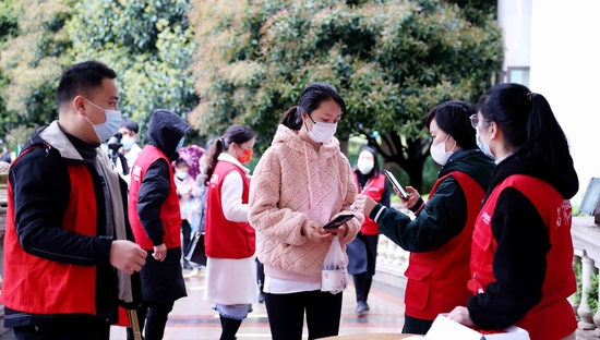 青年志愿者正协助开展住户信息登记、扫码验证、核查数据、维护秩序等工作。 盛磊摄