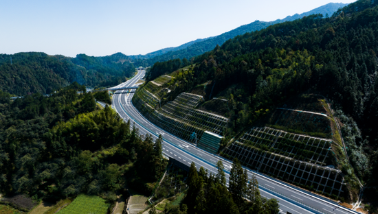 ▲芷铜高速五郎溪互通路段