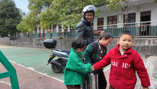 （送餐到达水沙溪教学点）