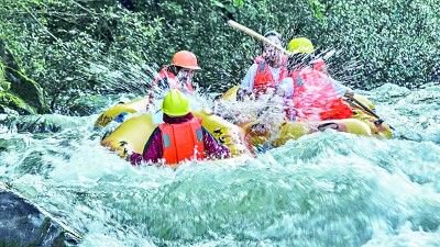 游客在怀化芷江县哨田村体验生态漂流。资料图片