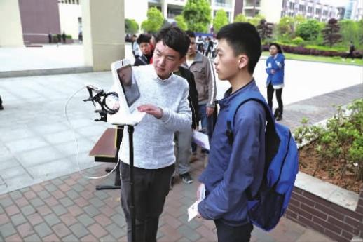 　湖南铁路科技职业技术学院单招现场，“人脸识别”系统核查考生身份。