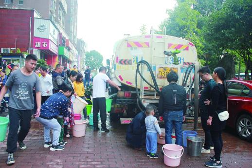 9月24日上午,长沙县圆梦·完美生活住宅小区因为停水,小区居民在供水车前排起长队。记者 胡锐 摄