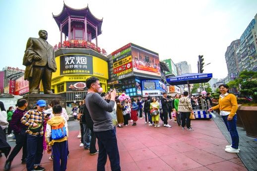 3月11日，长沙市黄兴南路商业步行街，人潮涌动。当天是周末，阴雨天气难阻游客的热情，长沙市各大商圈游人如织，呈现出浓浓的烟火气息。雷鑫 摄