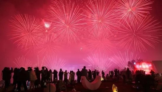 2023年12月31日晚,“2023—2024焰遇浏阳河·跨年烟花祈愿夜”活动在浏阳市天空剧院上演,观众在漫天烟花中许下新年心愿,迎接2024年