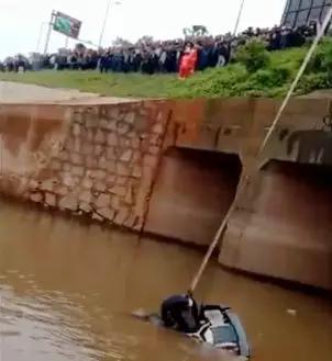 转弯突然扎进河！岳阳突发车祸 两女子身亡