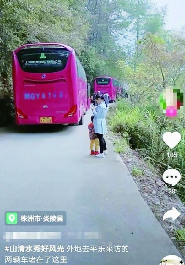 两辆旅游大巴误闯“禁区”,在罗浮江路段因道路狭窄进退两难