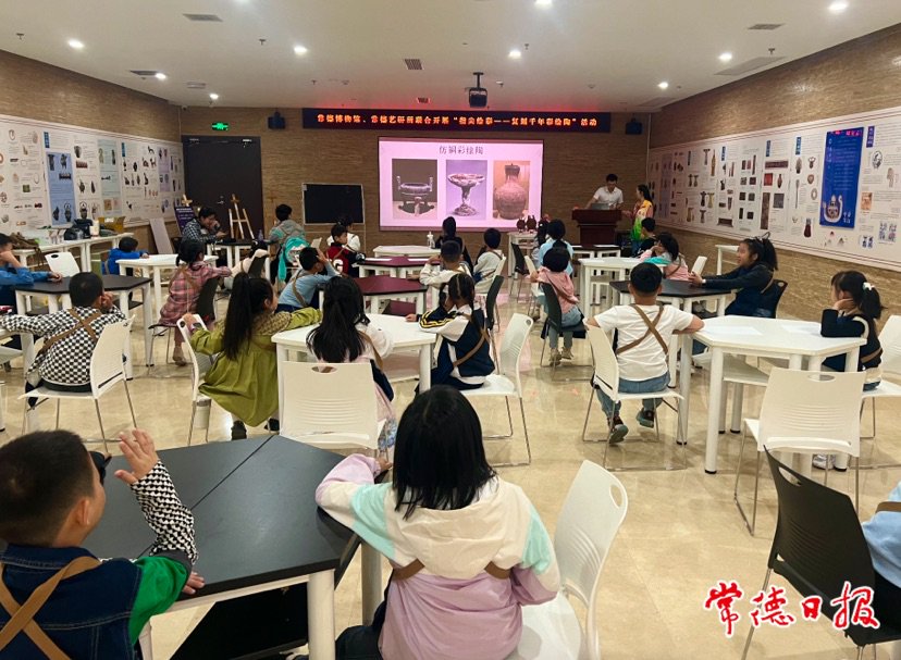 　　10月7日，众多游客在津市市绿岛蓝湾景区欣赏《大湖水韵》沉浸式山水实景演出 常德日报通讯员 罗鉴远 摄