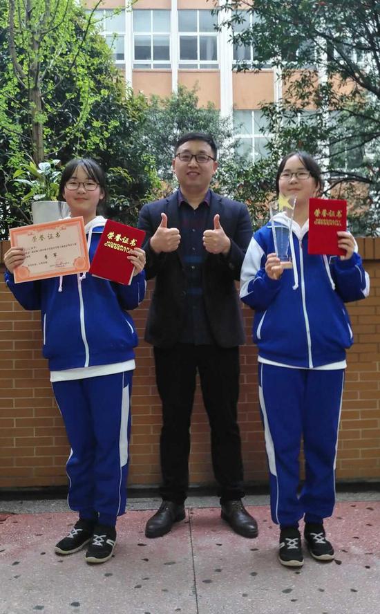 △黎李子日和黎李子月姐妹与班主任周舟老师