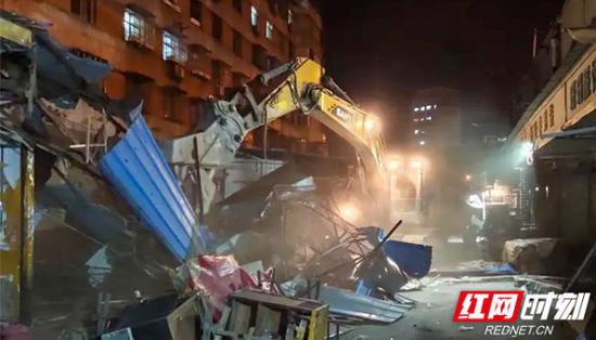  4月13日，岳阳市市城管局会同消防救援、公安等部门对巴陵大桥市场建筑物实施拆除。