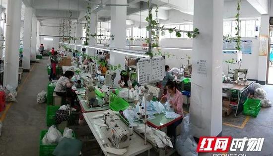 沅陵县官庄镇集镇集中安置点的“扶贫车间”。
