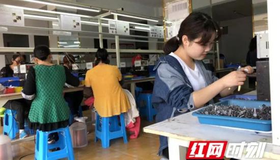 沅陵县明溪口巾帼车间。