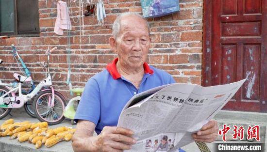 抗战老兵刘用和正在看报纸。 双牌县宣传部供图