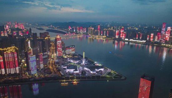一江两岸灯光秀。图/李健