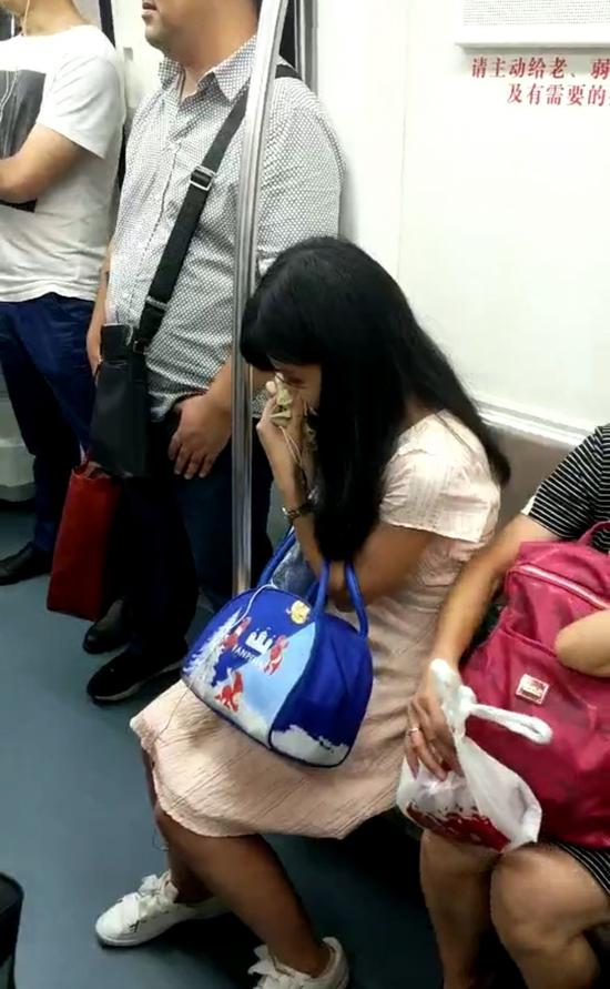 长沙地铁一老人霸座：强行将女子从座位上挤开还扬言打人