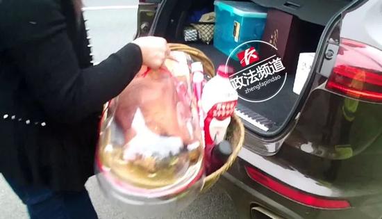 衡阳高速路段一保时捷停在应急道 车主翻护栏去扫墓